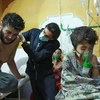 Điều trị cho người dân Syria nghi bị nhiễm khí độc trong vụ tấn công được cho là sử dụng vũ khí hóa học ở Đông Ghouta, Syria. (Nguồn: AFP/ TTXVN)