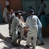 Chuyển nạn nhân bị thương trong một vụ tấn công liều chết tại Jalalabad ngày 12/9/2018. (Ảnh: AFP/TTXVN)
