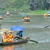 Du khách trong và ngoài nước tham quan khu du lịch Tam Cốc (Ninh Bình) bằng thuyền. (Ảnh: Minh Đức/TTXVN)