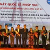 Tặng hoa cho các tổ chức, cá nhân có nhiều đóng góp cho hoạt động kết nối Pháp-Việt. (Ảnh: Ánh Tuyết/TTXVN)