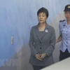 Tổng thống bị phế truất của Hàn Quốc Park Geun-hye (trái) tới tòa án ở thủ đô Seoul ngày 25/8/2017. (Nguồn: AFP/TTXVN)