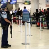 Cảnh sát New Zealand cường an ninh tại sân bay Christchurch, sau vụ xả súng. (Ảnh: AFP/TTXVN)