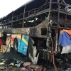 Chiếc xe khách giường nằm bị cháy hoàn toàn, chỉ còn lại khung sắt. (Ảnh: Nguyễn Thanh/TTXVN)