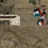 Quốc kỳ Syria được treo gần khu định cư Ein Zivan trên Cao nguyên Golan năm 2018. (Nguồn: AFP/TTXVN)