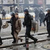 Cảnh sát chống bạo động bắt giữ những người biểu tình Áo vàng quá khích tại Paris ngày 16/3. (Ảnh: AFP/TTXVN)