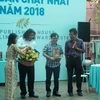 Nhà văn Nguyễn Nhật Ánh được vinh danh tại Lễ trao giải thưởng sách bán chạy nhất năm 2018. (Ảnh: Gia Thuận/ TTXVN)