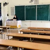 Giáo viên bộ môn Ngữ Văn ngồi chờ học sinh đến lớp. (Ảnh: Trung Nguyên/TTXVN)