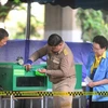 Đại diện cử tri, chính quyền và Ủy ban Bầu cử cùng kiểm tra thùng phiếu trước khi bắt đầu bỏ phiếu. (Ảnh: Sơn Nam/TTXVN)