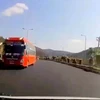 Chiếc xe chạy ngược chiều trên cao tốc. (Ảnh cắt từ video)