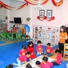 Cô giáo và các trẻ tại lớp học mang tên Kim Nhật Thành tham gia vẽ bức tranh về chủ đề Tình hữu nghị giữa hai nước Việt Nam-Triều Tiên. (Ảnh: Thanh Tùng/TTXVN)