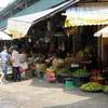 Các gian hàng hoa quả tại chợ Long Biên. (Nguồn: TTXVN)