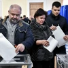 Cử tri Ukraine bỏ phiếu tại một địa điểm bầu cử ở Kiev. (Ảnh: AFP/TTXVN)