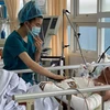 Bệnh nhân Trương Thanh Hòa đang được điều trị tại Bệnh viện đa khoa khu vực Long Khánh. (Ảnh: Lê Xuân/TTXVN)