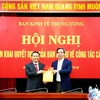 Ông Nguyễn Văn Bình, Ủy viên Bộ Chính trị, Bí thư Trung ương Đảng, Trưởng ban Kinh tế Trung ương trao Quyết định bổ nhiệm cán bộ cho ông Nguyễn Hồng Sơn. (Ảnh: Phương Hoa/TTXVN)