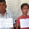 Hai đối tượng Thạo Choi (60 tuổi), trú tại Nọng Nho và Nang Mĩ (20 tuổi) trú tại Nóng Vặt huyện Xỏng Khon, tỉnh Savanakhệt (Lào) bị bắt. (Ảnh: Quang Thái/TTXVN)