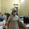 Các bệnh nhân ngộ độc nhập viện tại bệnh viện Quân y 7. (Ảnh: Hiền Anh/TTXVN)