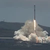 Tên lửa Falcon 9 của SpaceX mang theo các vệ tinh rời bệ phóng ở California, Mỹ ngày 22/5/2018. (Nguồn: EFE-EPA/TTXVN)