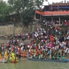 Đông đảo du khách thập phương đến xem Lễ hội Bơi Chải thuyền thống trên sông Lô. (Ảnh: Thành Đạt/TTXVN)