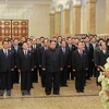 Nhà lãnh đạo Kim Jong-un (thứ 4, trái, phía trước) và các quan chức cấp cao Triều Tiên trong một lần viếng Cung Thái dương Kumsusan. (Nguồn Yonhap/TTXVN)