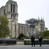 Cảnh sát gác gần Nhà thờ Đức Bà ở Paris sau vụ hỏa hoạn ngày 16/4. (Ảnh: THX/TTXVN)