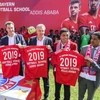 Lãnh đạo Trường đào tạo bóng đá FC Bayern Munich chụp ảnh cùng các quan chức Liên đoàn bóng đá Ethiopia. (Nguồn: Bayern Munich)
