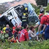 Lực lượng cứu hộ trấn an tinh thần của các nạn nhân vụ tai nạn. (Nguồn: AFP/Getty Images)