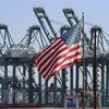 Vận chuyển hàng hóa tại cảng Long Beach, ở Los Angeles, Mỹ. (Ảnh: AFP/TTXVN)