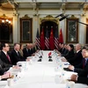 Phó Thủ tướng Trung Quốc Lưu Hạc (thứ 4, phải) và Đại diện Thương mại Mỹ Robert Lighthizer (thứ 4, trái) cùng Bộ trưởng Tài chính Steven Mnuchin (thứ 3, trái) tại vòng đàm phán thương mại ở Washington DC., ngày 21/2/2019. (Ảnh: AFP/TTXVN)