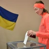 Cử tri bỏ phiếu trong cuộc bầu cử Tổng thống vòng hai tại điểm bầu cử ở Kiev, Ukraine, ngày 21/4/2019. (Ảnh: AFP/TTXVN)