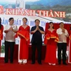 Phó Thủ tướng Vương Đình Huệ và các đại biểu cắt băng khánh thành Nhà máy gỗ MDF Thanh Thành Đạt. (Ảnh: Hoàng Ngà/TTXVN)