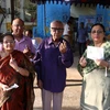 Cử tri Ấn Độ sau khi bỏ phiếu tại một địa điểm bầu cử ở Hyderabad. (Ảnh: THX/TTXVN)