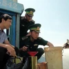 Lực lượng chức năng kiểm tra số dầu vi phạm trên tàu BTr 5542 của ông Võ Văn Ngót. (Ảnh: Thu Hiền/TTXVN)