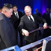 Nhà lãnh đạo Triều Tiên Kim Jong-un (trái) tặng Tổng thống Nga Vladimir Putin (giữa) món quà lưu niệm sau cuộc hội đàm thượng đỉnh tại Vladivostok (Nga) ngày 25/4/2019. (Ảnh: AFP/TTXVN)