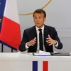 Tổng thống Pháp Emmanuel Macron phát biểu tại cuộc họp báo ở thủ đô Paris tối 25/4. (Ảnh: AFP/TTXVN)