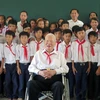 Đại tướng Lê Đức Anh chụp ảnh lưu niệm với các em học sinh Trường THPT Nam Yên, huyện An Biên, tỉnh Kiên Giang. (Ảnh: TTXVN)