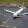 Máy bay Boeing 737 vượt khỏi đường băng và lao xuống sông khi hạ cánh tại Florida, Mỹ. (Nguồn: AFP)