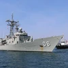 Tàu HMAS Newcastle đang cập Cảng quốc tế Cam Ranh. (Ảnh: Tiên Minh/TTXVN)