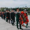 Đại diện cộng đồng Việt Nam tại Saint-Petersburg mang theo vòng hoa tham dự buổi lễ tưởng niệm. (Ảnh: Tâm Hằng/Vietnam+)