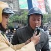 Cảnh sát giao thông tiến hành đo nồng độ cồn người điều khiển phương tiện xe cơ giới. (Ảnh: Việt Hùng/Vietnam+)