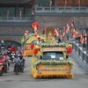 Đoàn xe hoa diễu hành chạy qua Cổng Tam Quan tiến vào khu quần thể chùa Tam Chúc. (Ảnh: Trọng Đạt/TTXVN)