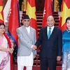 Thủ tướng Nguyễn Xuân Phúc cùng Phu nhân và Thủ tướng Nepal K.P. Sharma Oli cùng Phu nhân chụp ảnh chung tại Trụ sở Chính phủ, trước khi tiến hành hội đàm. (Ảnh: Văn Điệp/TTXVN)