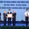 Thủ tướng Nguyễn Xuân Phúc trao Huân chương Độc lập hạng Nhì của Chủ tịch nước cho lãnh đạo Đoàn bay 919 (Tổng công ty Hàng không Việt Nam - Vietnam Arlines). (Ảnh: Thống Nhất/TTXVN)