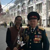Phóng viên TTXVN chụp ảnh cùng Đại tá Liên Xô. (Nguồn: Vietnam+)