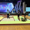 Đội LH-WAO của Đại học Lạc Hồng điều khiển robot bằng tay (robot đưa tin 1) vượt các chướng ngại vật. (Ảnh: Mạnh Tú/TTXVN)