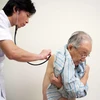 Bác sỹ khám bệnh cho một bệnh nhân ở Nhật Bản. (Nguồn: Japantimes)