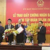 Lãnh đạo tỉnh Hà Nam tặng hoa chúc mừng 2 chủ đầu tư dự án. (Ảnh: Nguyễn Chinh/TTXVN)