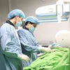 Các bác sỹ Trung tâm Tim mạch thực hiện ca can thiệp cho bé D. (Nguồn: Bệnh viện đa khoa tỉnh Phú Thọ)