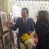Đại sứ Trần Thành Công giới thiệu bức ảnh về Chủ tịch Hồ Chí Minh với các đại biểu Ai Cập. (Ảnh: Trương Anh Tuấn/Vietnam+)