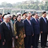 Đoàn đại biểu Lãnh đạo Đảng, Nhà nước đến đặt vòng hoa và vào Lăng viếng Chủ tịch Hồ Chí Minh. (Ảnh: Dương Giang/TTXVN)