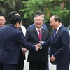 Thủ tướng Nguyễn Xuân Phúc với các đại biểu Quốc hội trước giờ khai mạc kỳ họp thứ 7 Quốc hội khóa XIV. (Ảnh: Dương Giang/TTXVN)